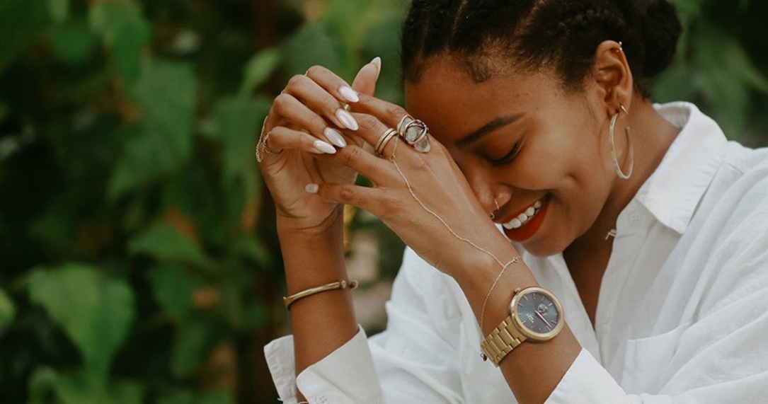 It looks like a watch and works like a smartwatch 1